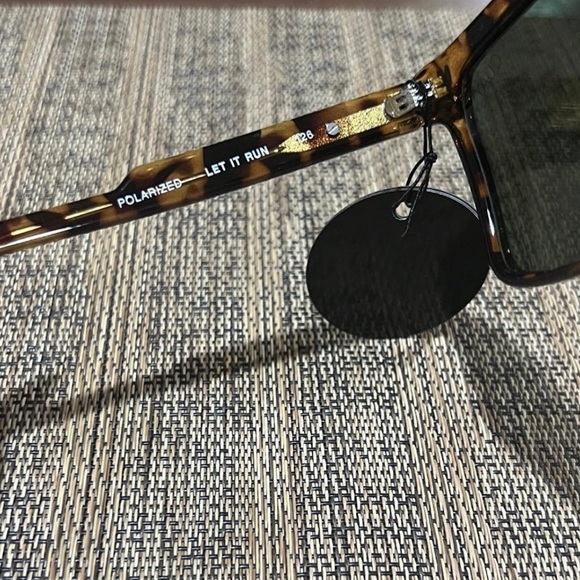 NWT Quay “LET IT RUN POLARIZED” tort/grn Sunglasses - Picture 4 of 9
